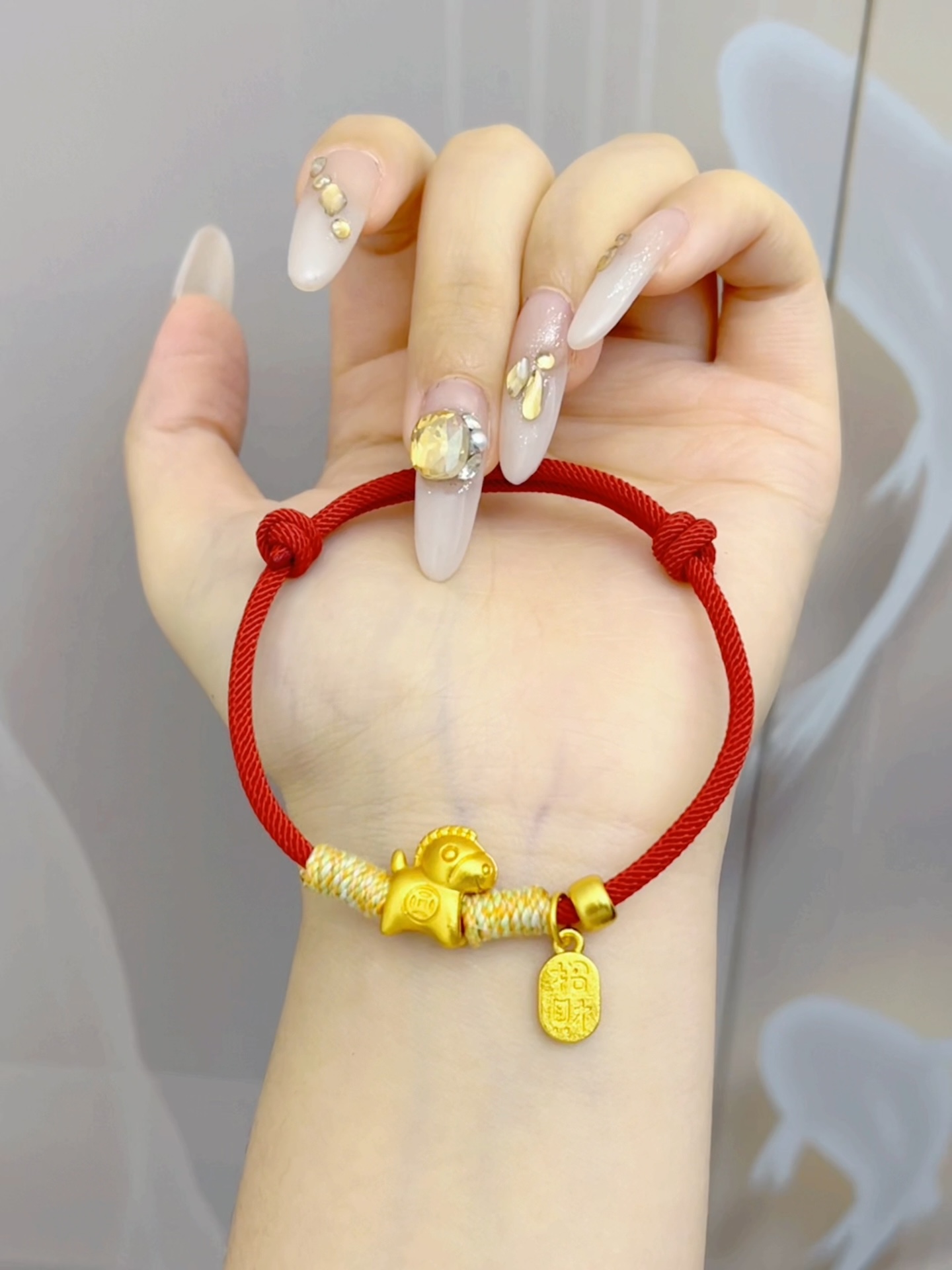 铜合金布艺手链 本命年马上有钱小马红绳手链