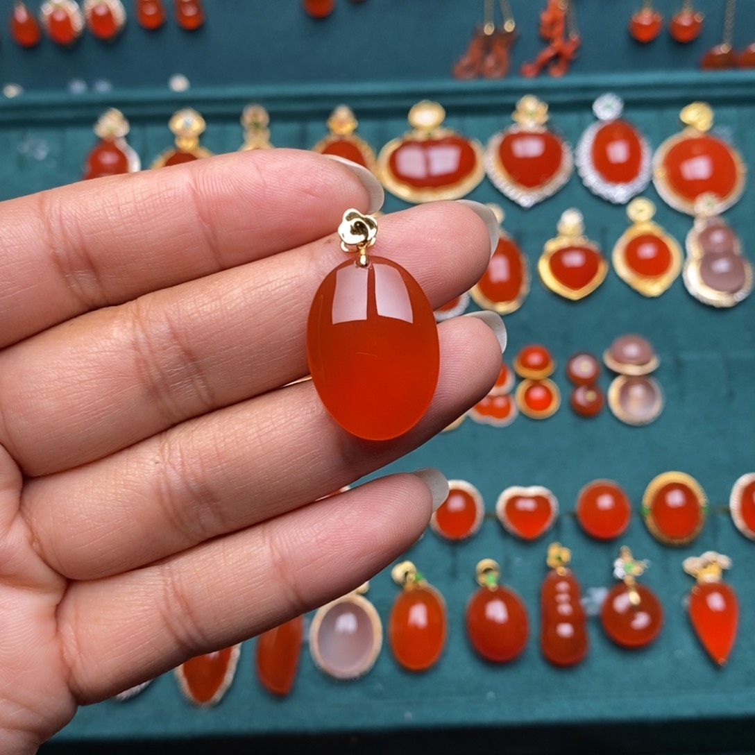 南红玛瑙18k吊坠18K金镶嵌