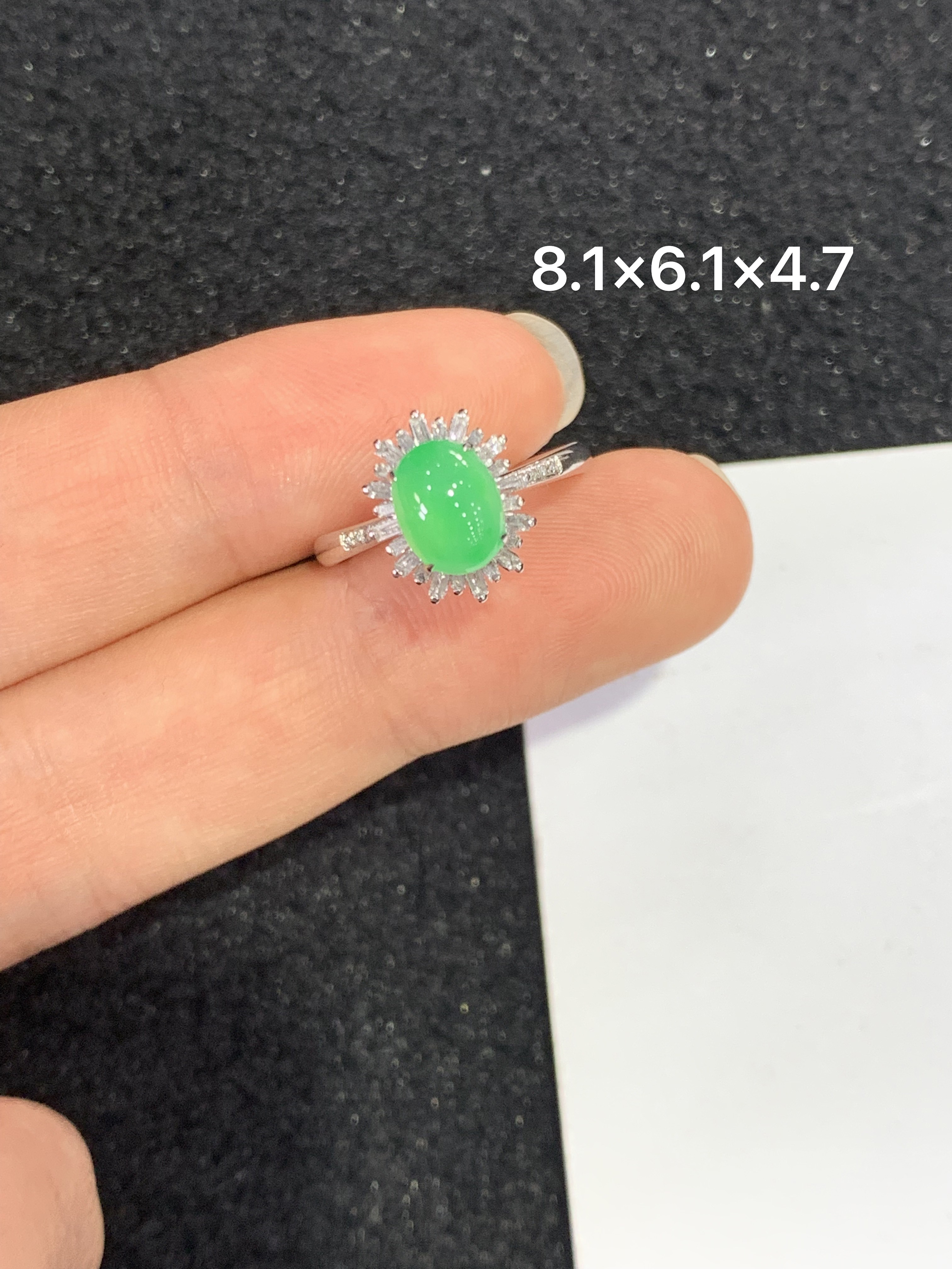 18K金镶嵌天然缅甸翡翠阳绿蛋面戒指