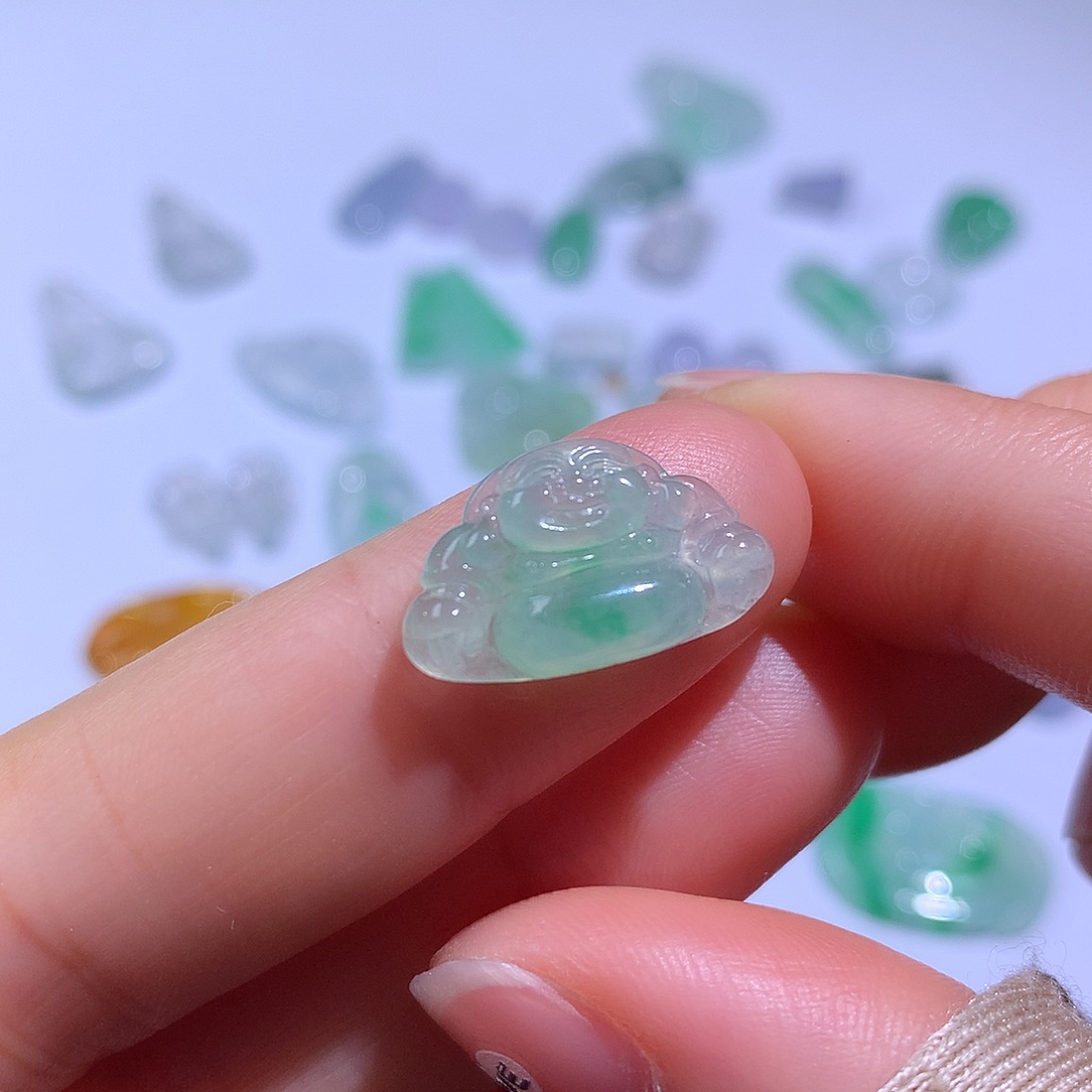 翡翠颈饰未镶嵌佛