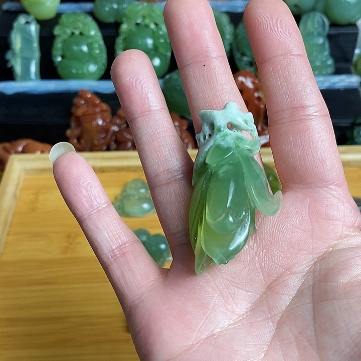 未镶嵌蛇纹石玉颈饰有**?