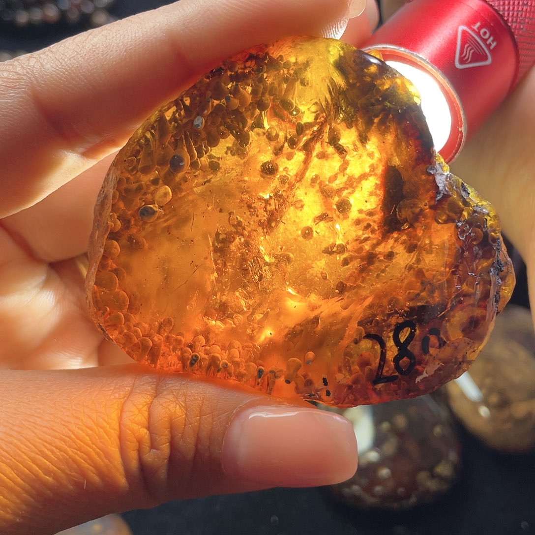 琥珀裸石未镶嵌。