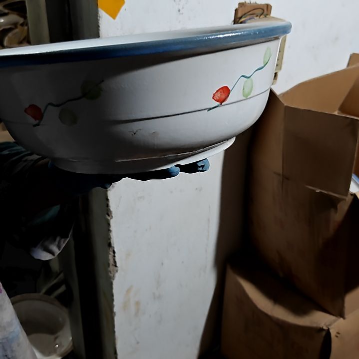 摆件盘子碗茶壶啥都有