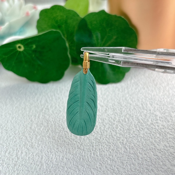 1080天然绿松石大尺寸羽毛18K吊坠，主石约14×30×4mm，多样发货