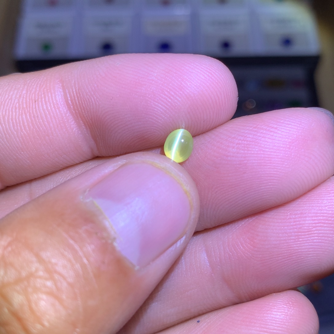 猫眼裸石未镶嵌0.98克拉金绿猫眼