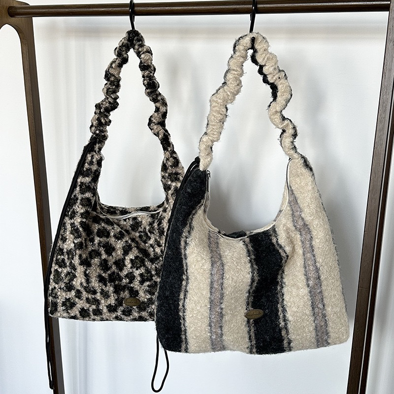 新款豹纹毛呢斜挎包女秋冬慵懒风大容量通勤托特包单肩包ins风