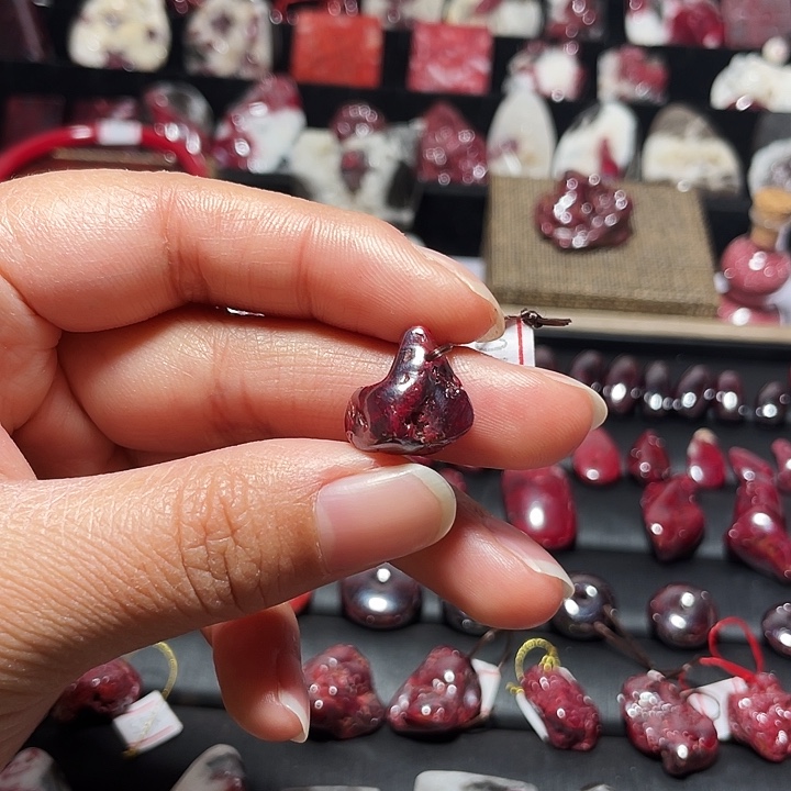 天然辰砂全透无根砂吊坠6.4克