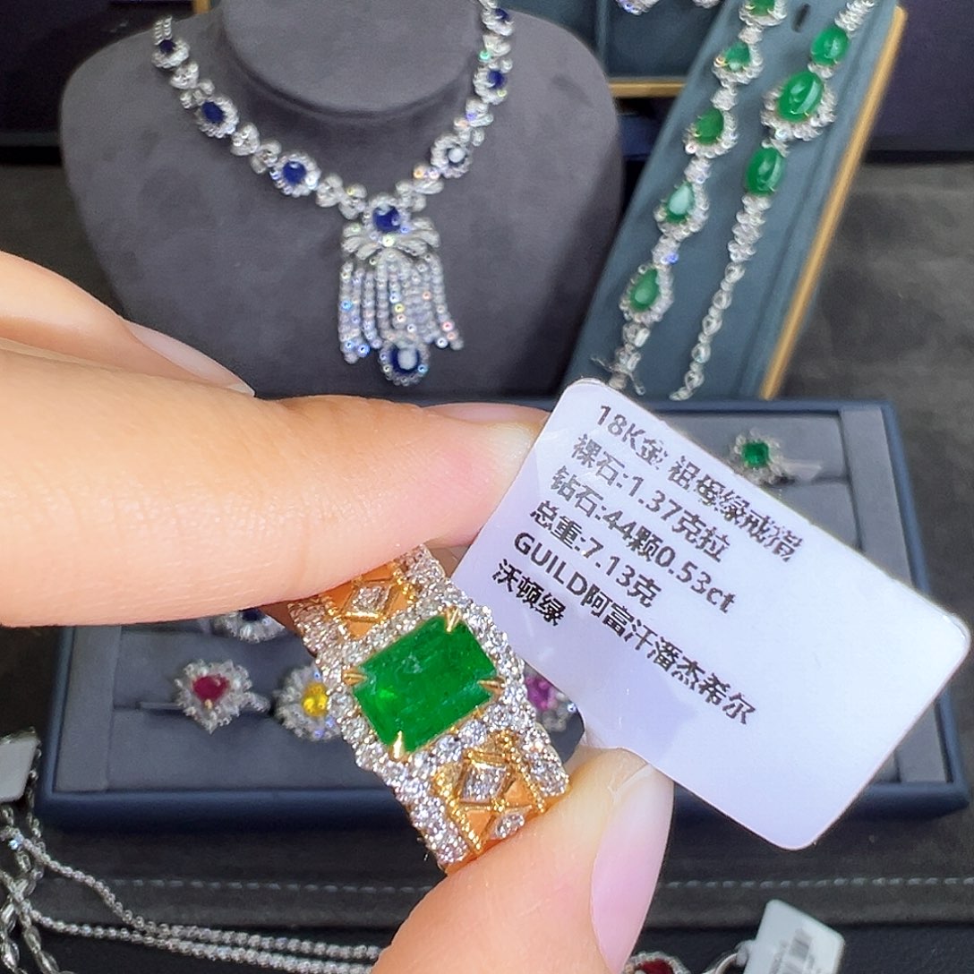 祖母绿戒指18K金镶嵌