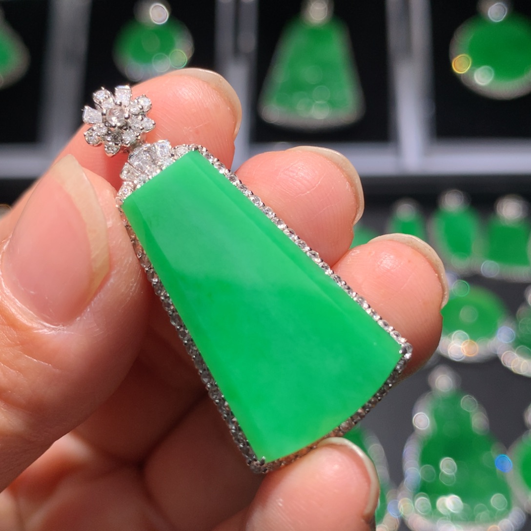 翡翠颈饰18K金镶嵌翡翠