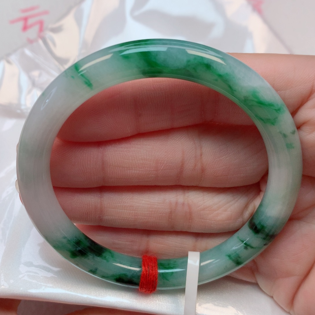 翡翠手镯未镶嵌55圆条 飘阳绿花