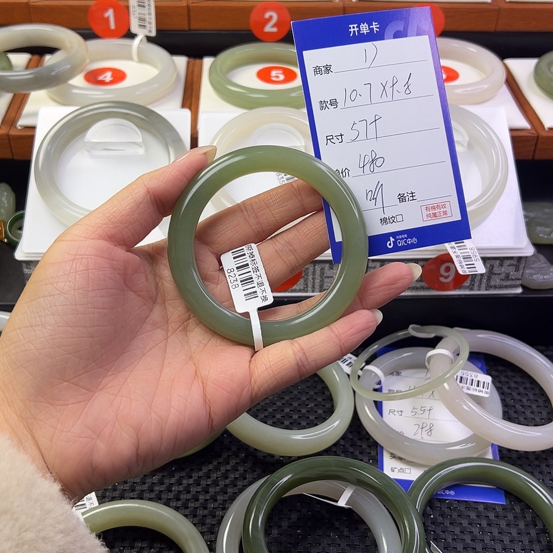 听***潇和田玉未镶嵌手镯