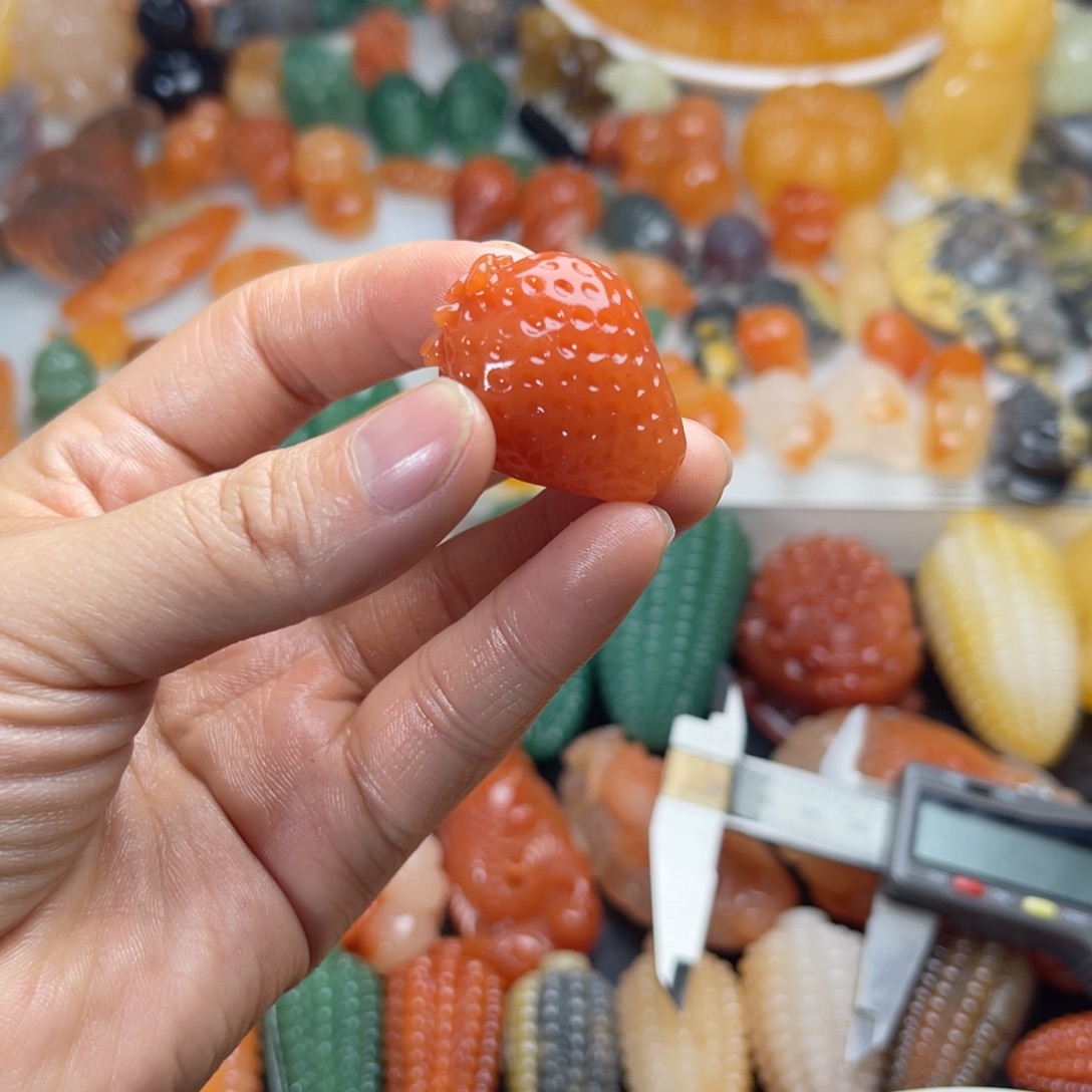 石英质玉（金丝玉）未镶嵌颈饰