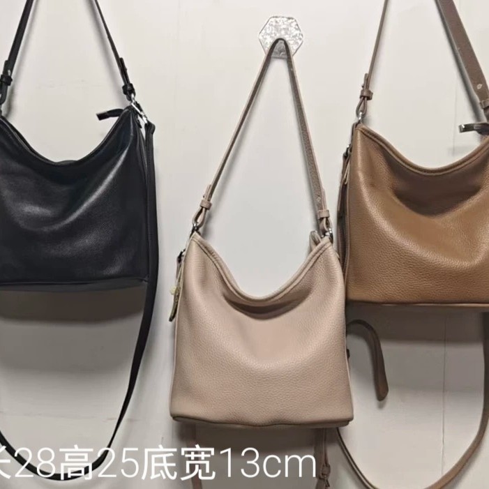 9351#头层牛皮女士休闲腋下斜挎桶包