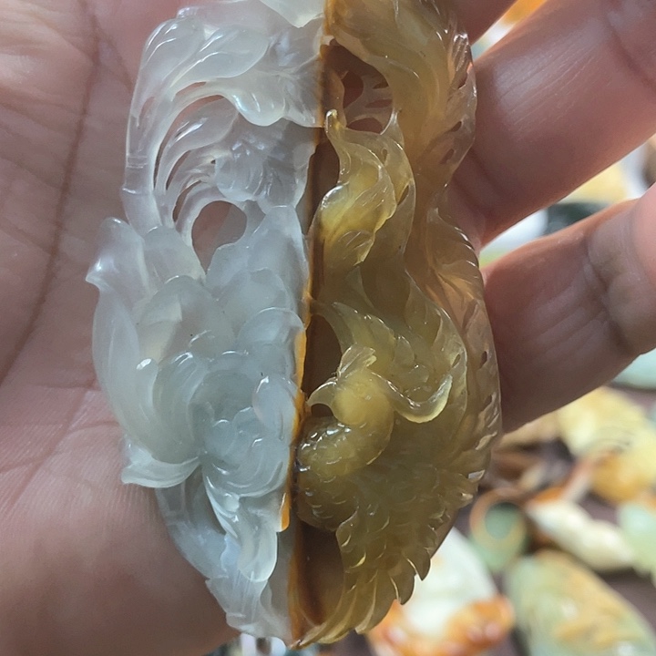 蛇纹石玉颈饰合金