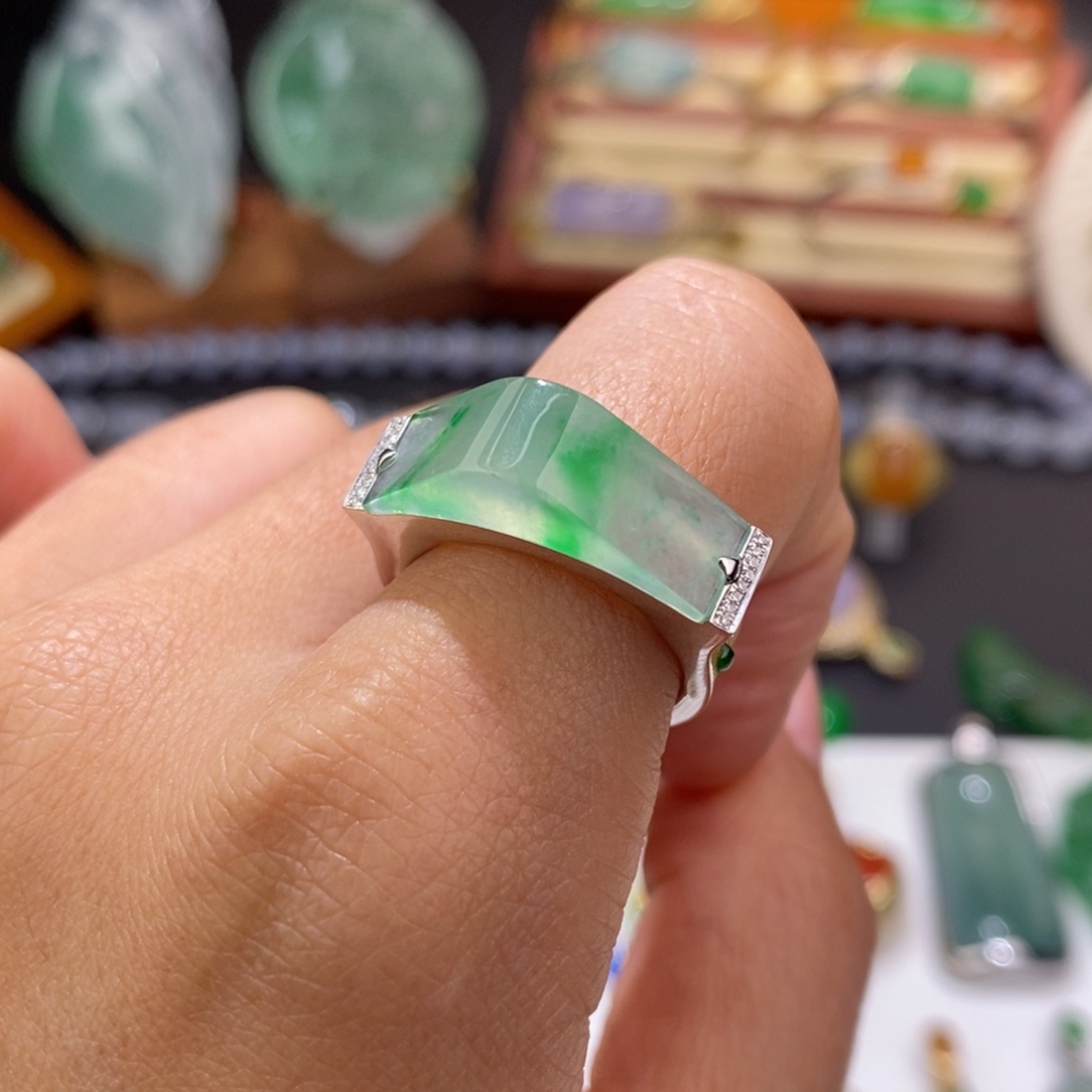 翡翠戒指18K金镶嵌青川