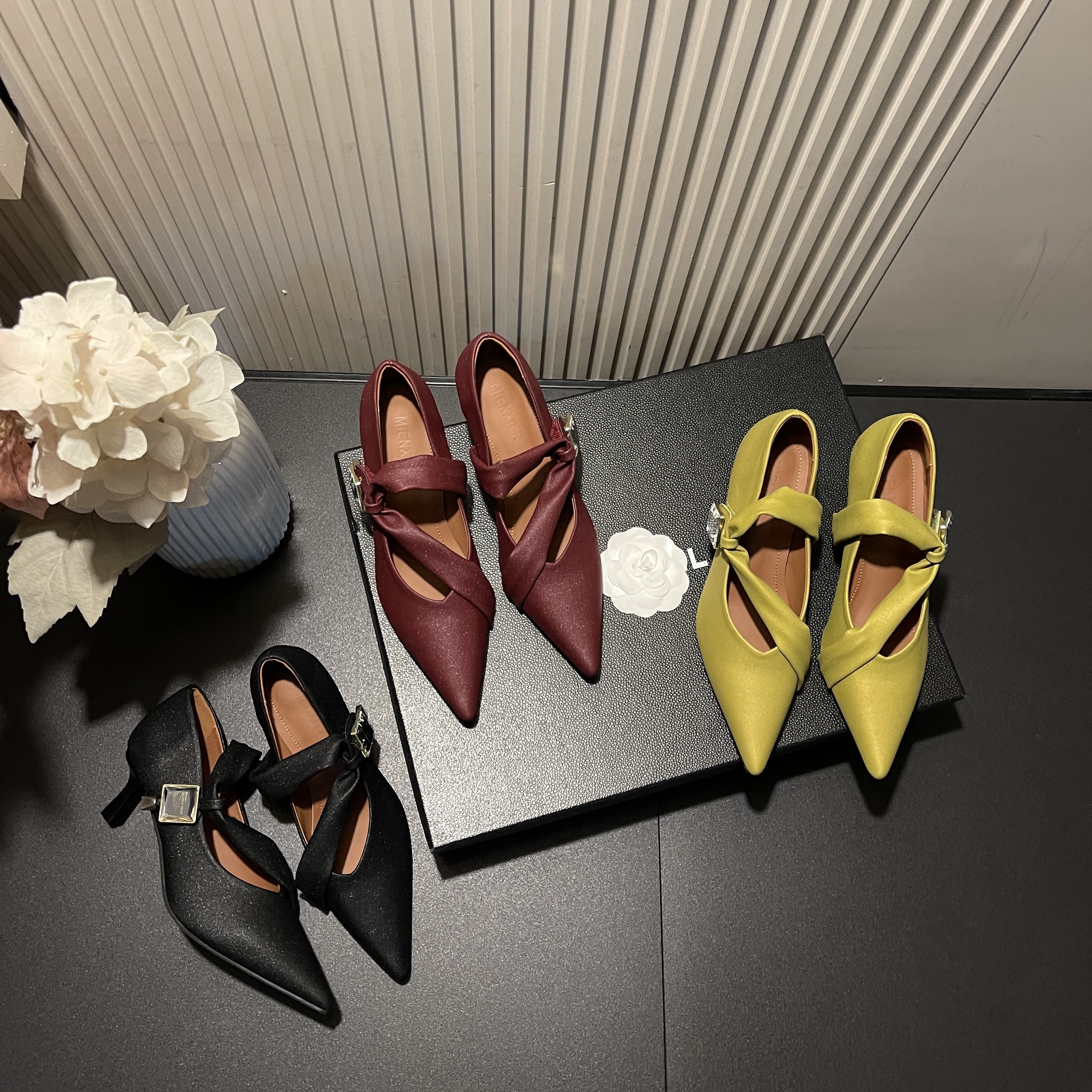 【现现】新款魔术贴宝石轻奢时尚设计款舒适百搭细跟爆款尖头高跟鞋