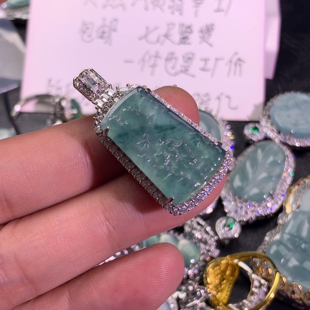 翡翠颈饰未镶嵌山水