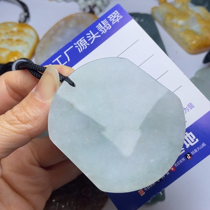 翡翠挂件未镶嵌翡翠