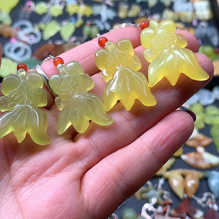 蛇纹石玉颈饰未镶嵌
