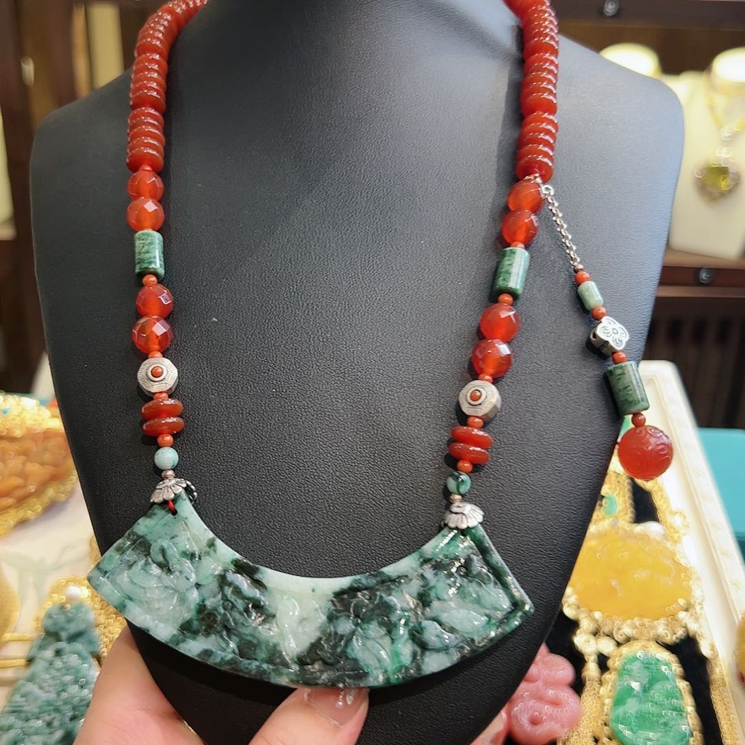 翡翠颈饰未镶嵌古风