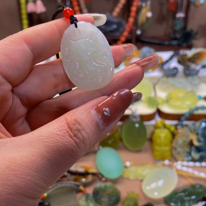 蛇纹石玉颈饰未镶嵌