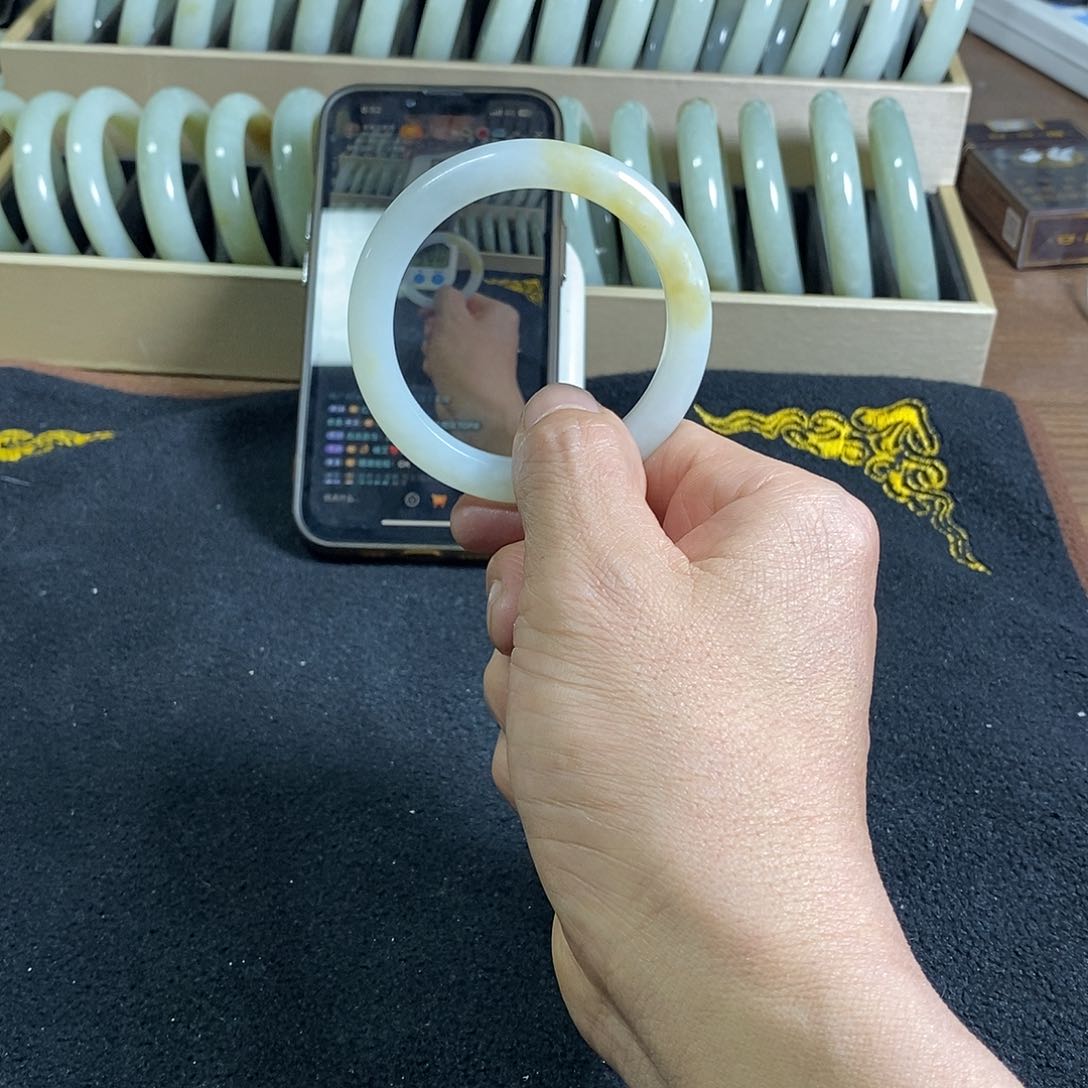 和田玉手镯未镶嵌嘿**哈