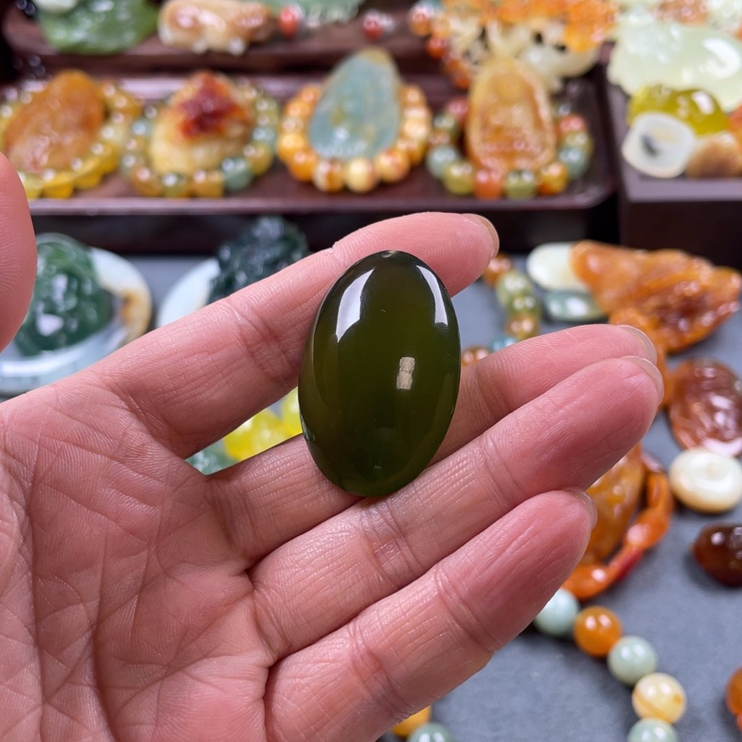 未镶嵌蛇纹石玉吊坠