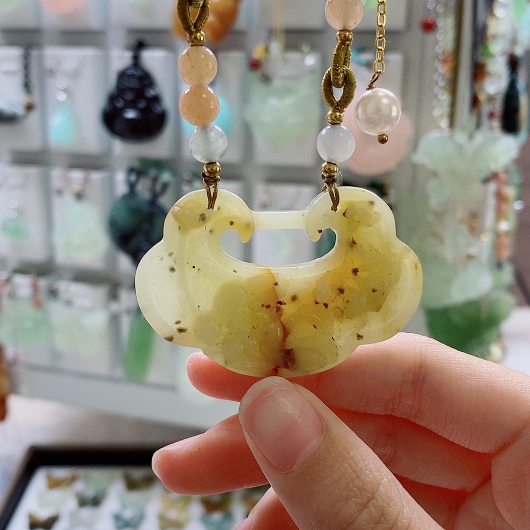 蛇纹石玉未镶嵌颈饰