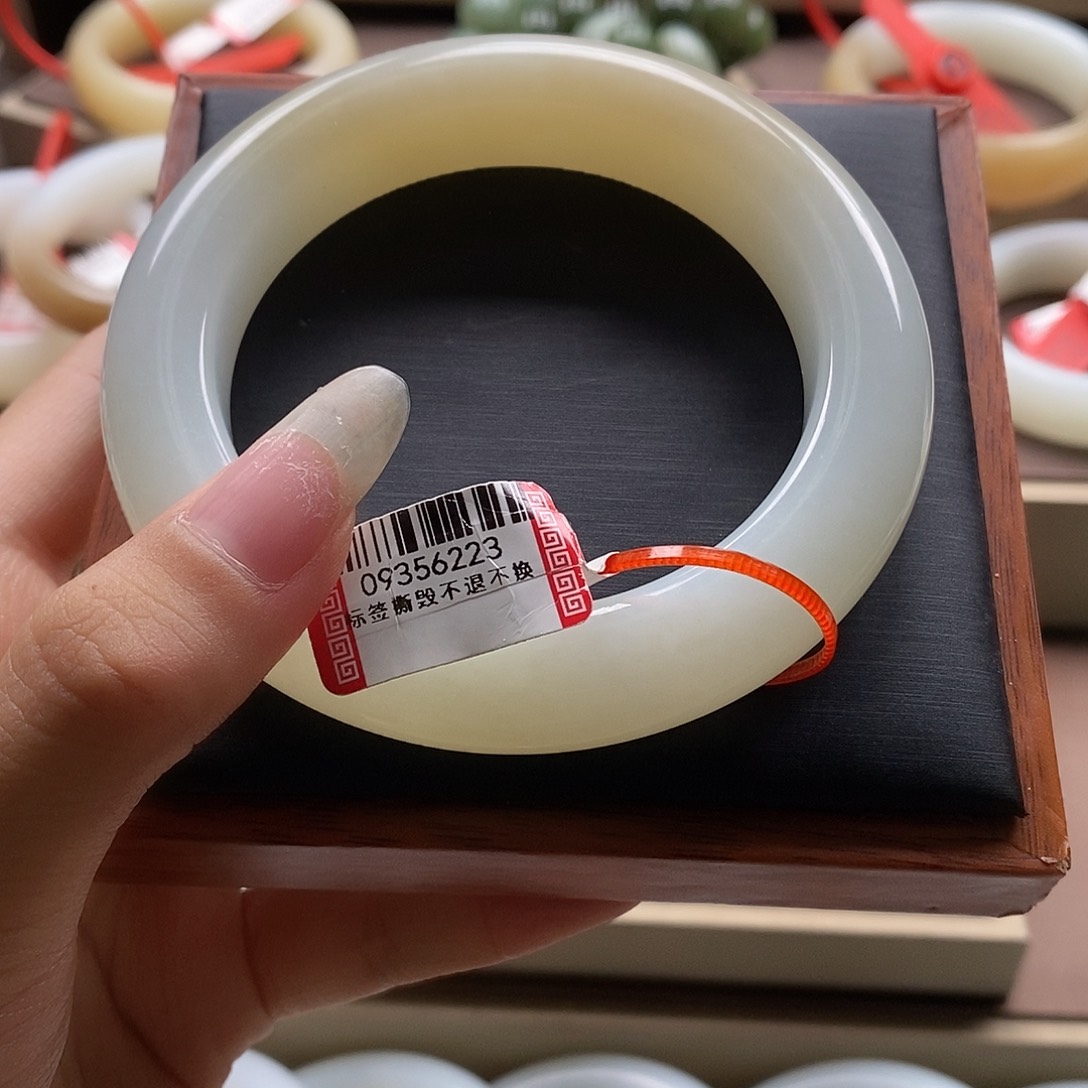 和田玉手镯未镶嵌申*妮