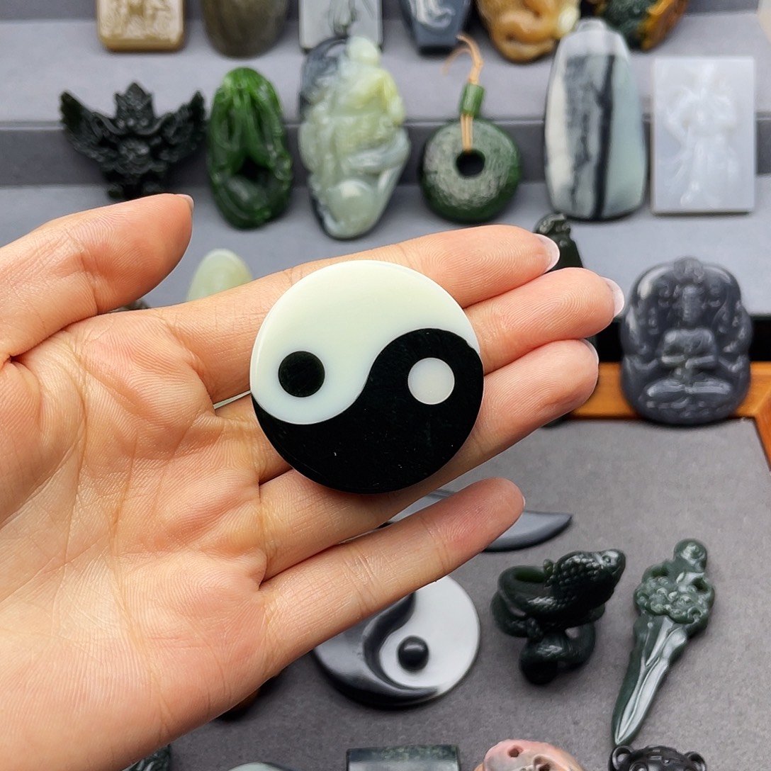 德***家和田玉未镶嵌颈饰