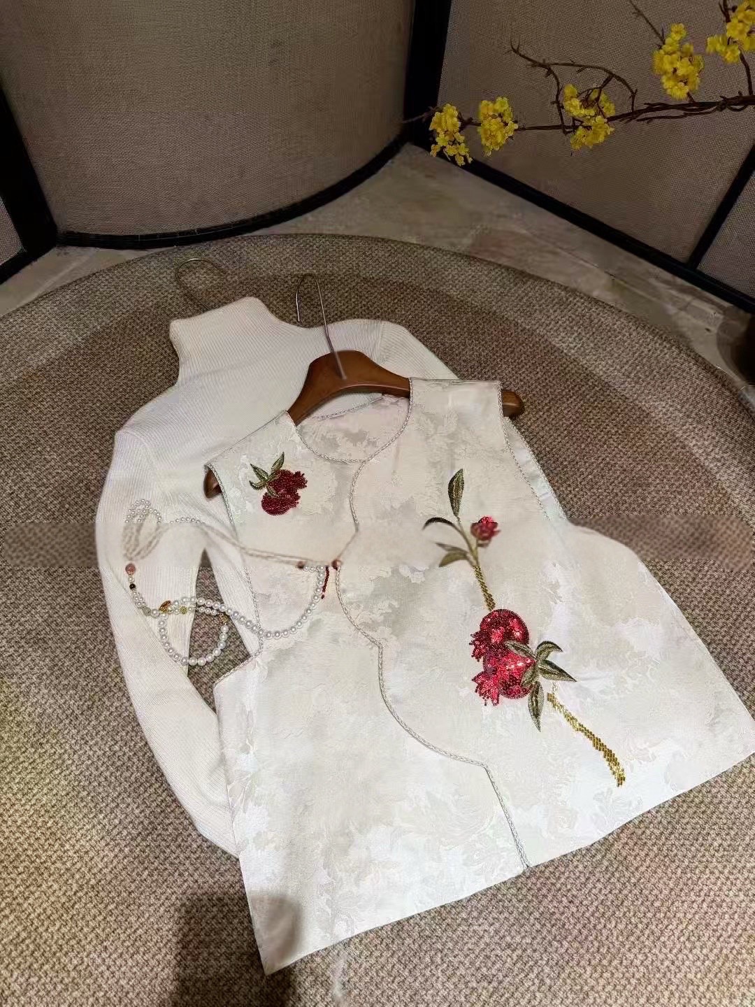 新中式高级简约绣花亮片斜襟设计马甲
