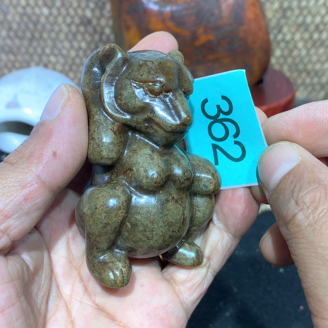 透闪石-蛇纹石玉未镶嵌颈饰