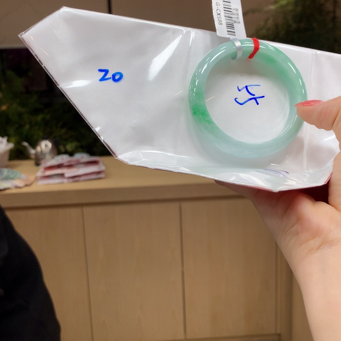 翡翠手镯未镶嵌不退不换