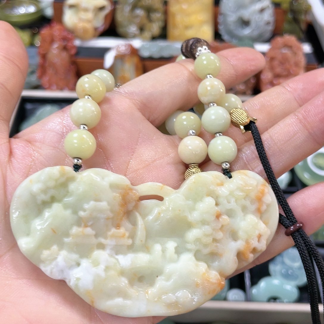 蛇纹石玉颈饰合金