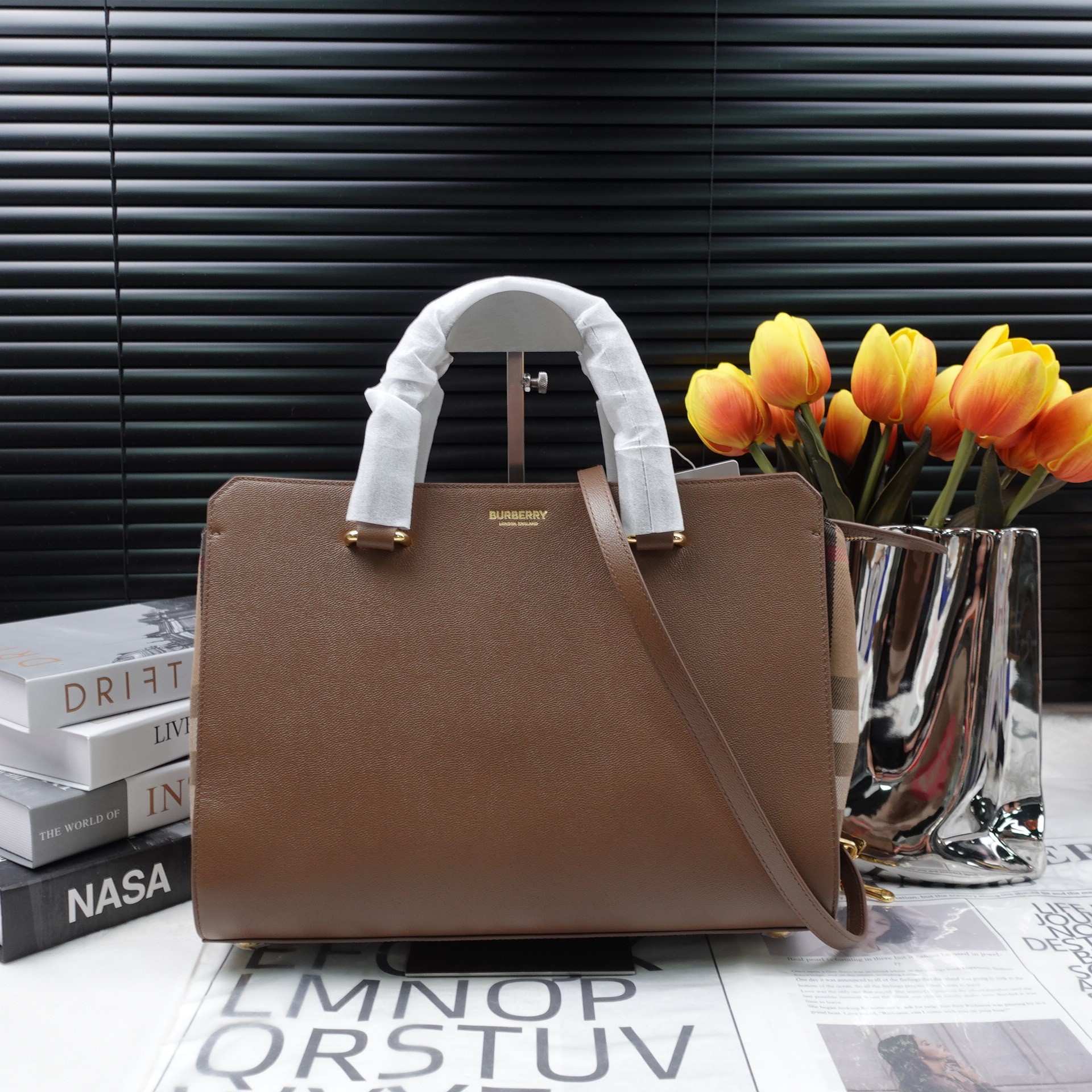 95新 BURBERRY/博柏利 棕色手提包T10223771