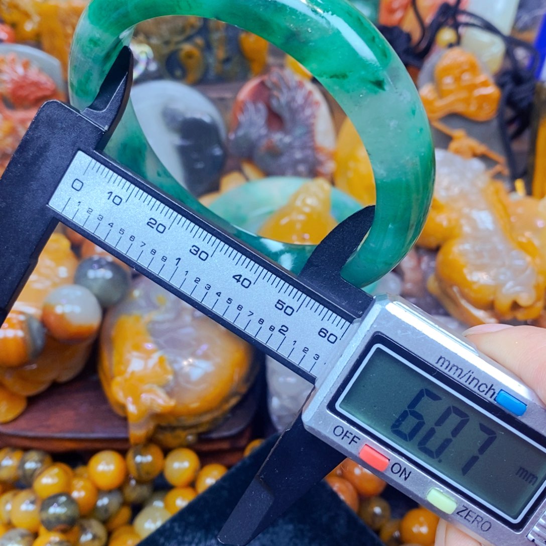 未镶嵌石英质玉（黄龙玉）颈饰