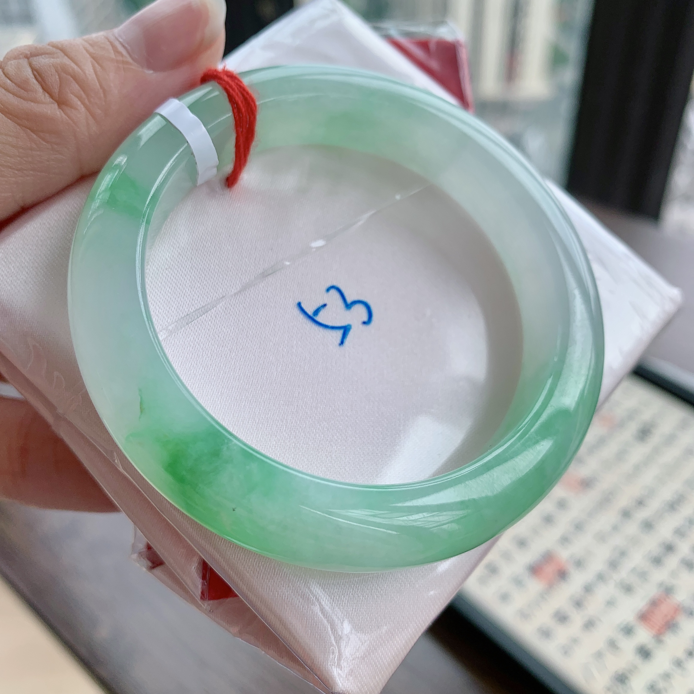 缅甸天然A货翡翠52-53圈糯冰白底青甜阳绿起胶细腻正圈手镯女014