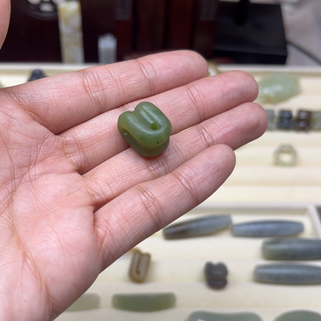 E***D和田玉未镶嵌珠宝半成品