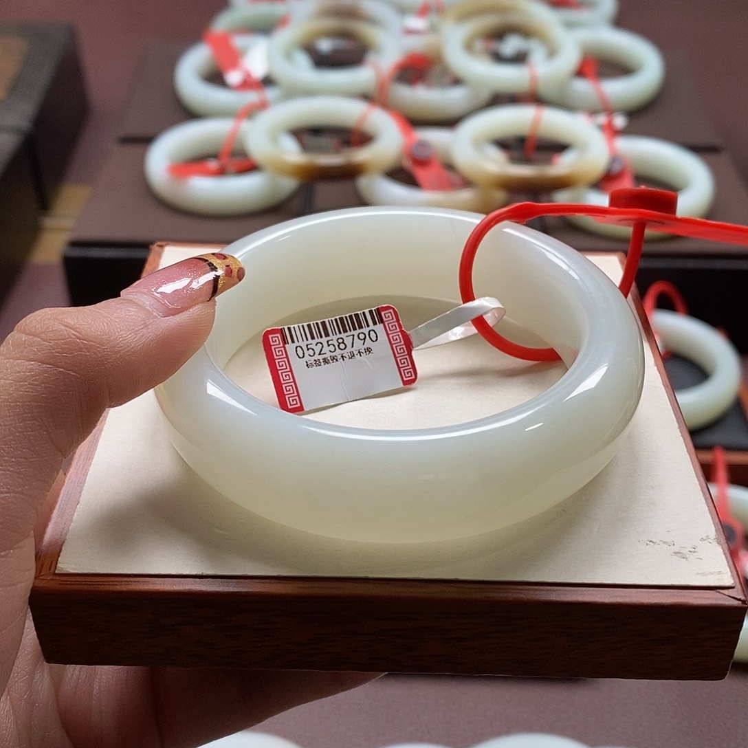 和田玉手镯未镶嵌