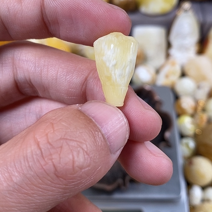 琥珀裸石未镶嵌我