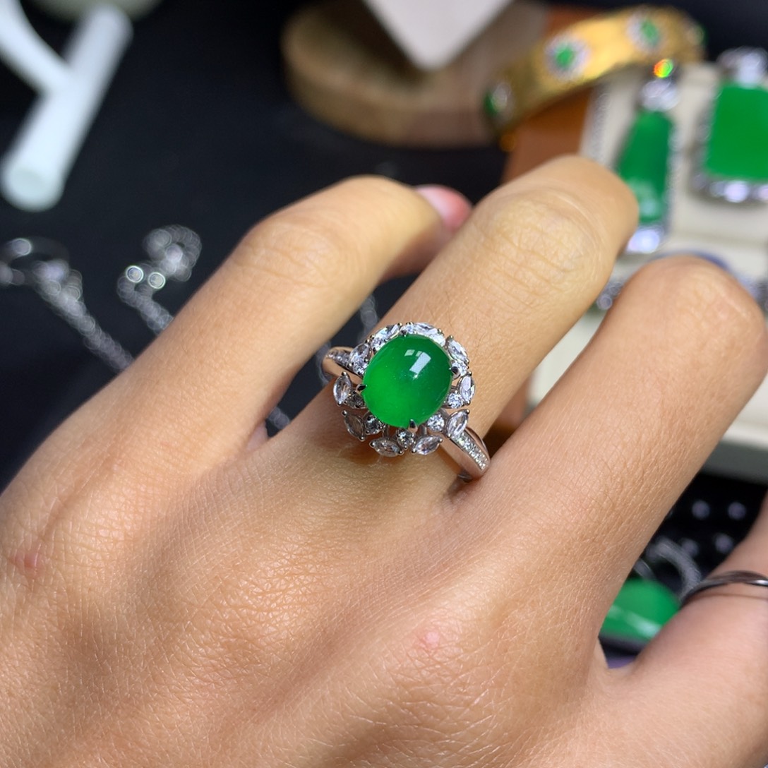 18K金镶嵌戒指翡翠