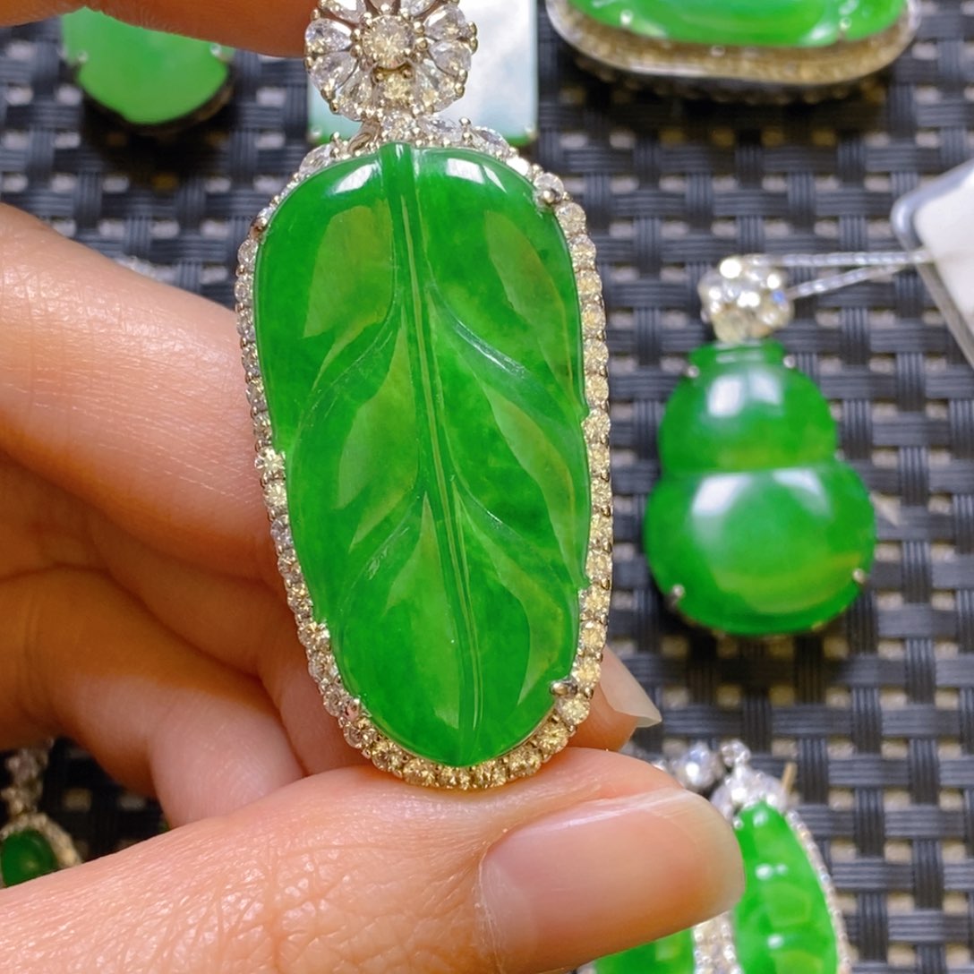 翡翠颈饰银S925镶嵌吊坠