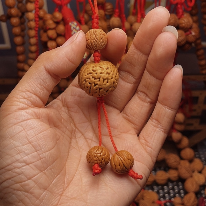 木质类龙纹桃枭挂件