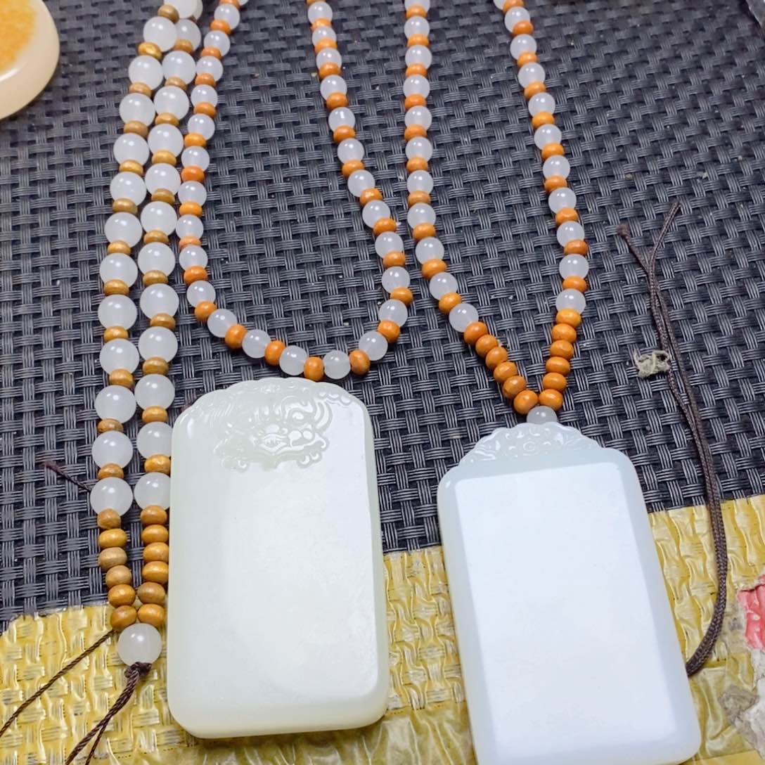 两个无事牌和链子