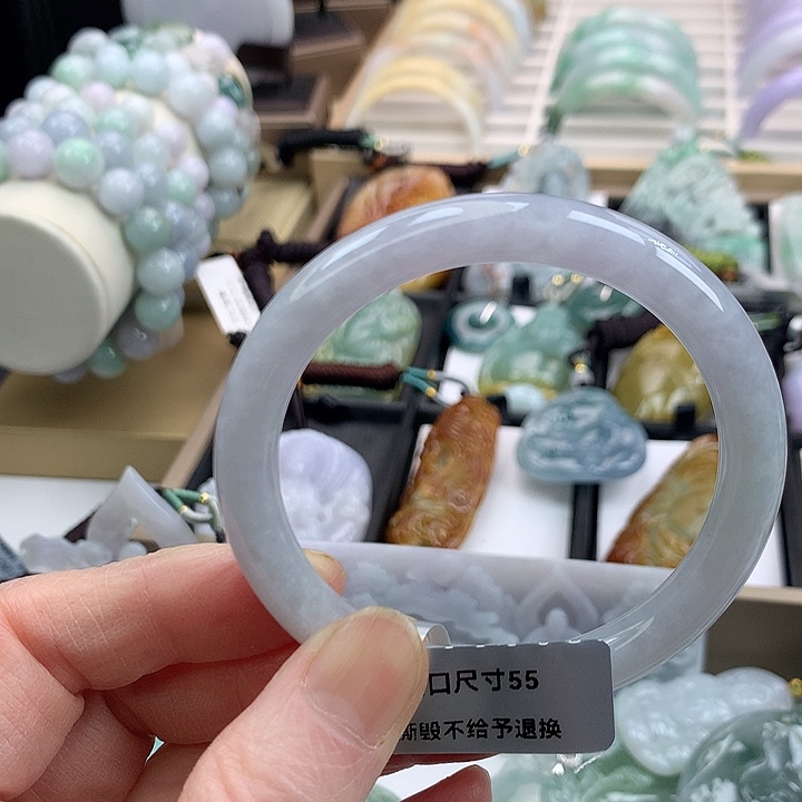 翡翠手镯未镶嵌吊坠