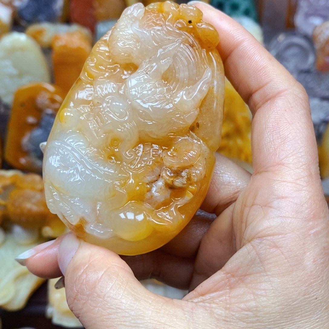 石英质玉（黄龙玉）未镶嵌颈饰