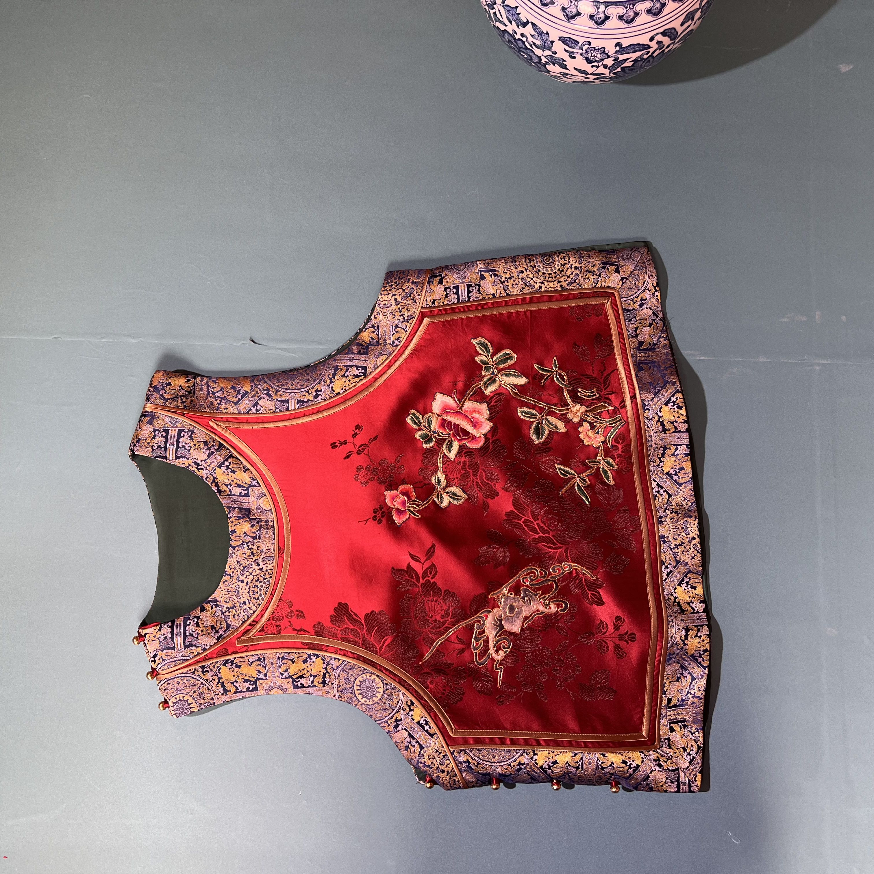 老绣镶嵌马甲女装