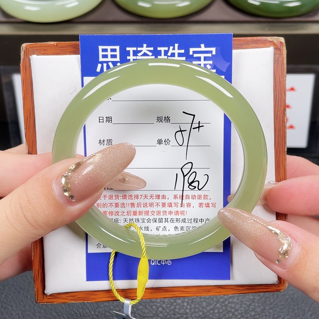 和田玉手镯未镶嵌高****?