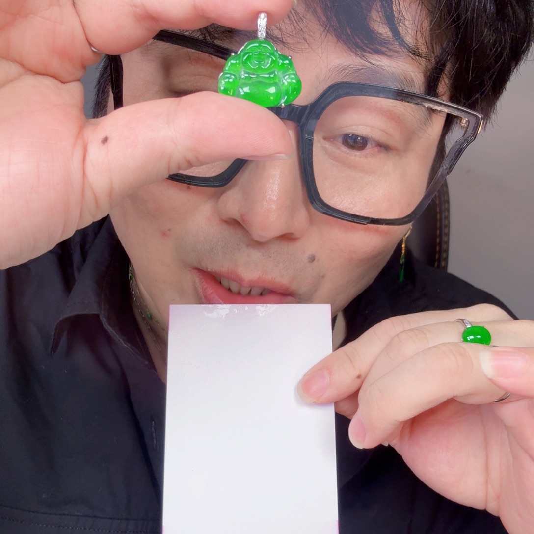 翡翠未镶嵌颈饰一件