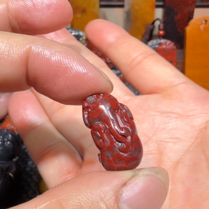 石材桂林鸡血玉挂件